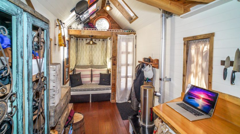 Digital-Nomad-in-Tiny-House-835x467